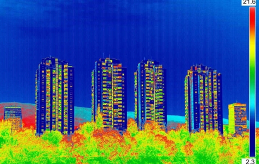 热模拟模拟了大型建筑综合体及其相邻建筑和景观的图像