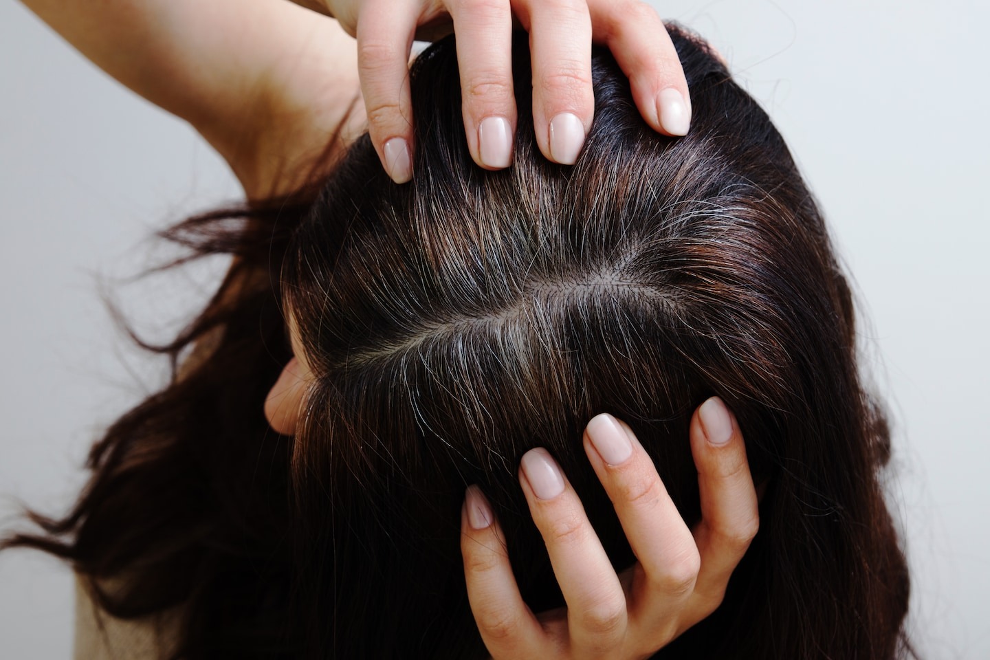 Darum ergrauen Ihre Haare und was Sie dagegen tun können.
