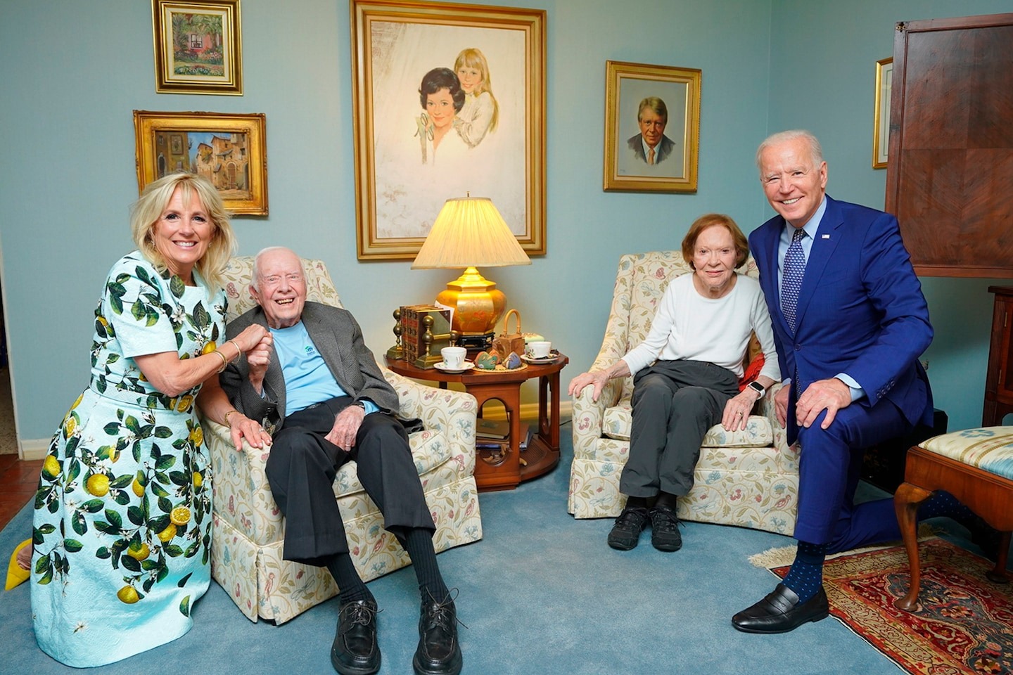 Die Stühle aus dem viralen Foto von den Bidens und Carters? Sie wurden für ...