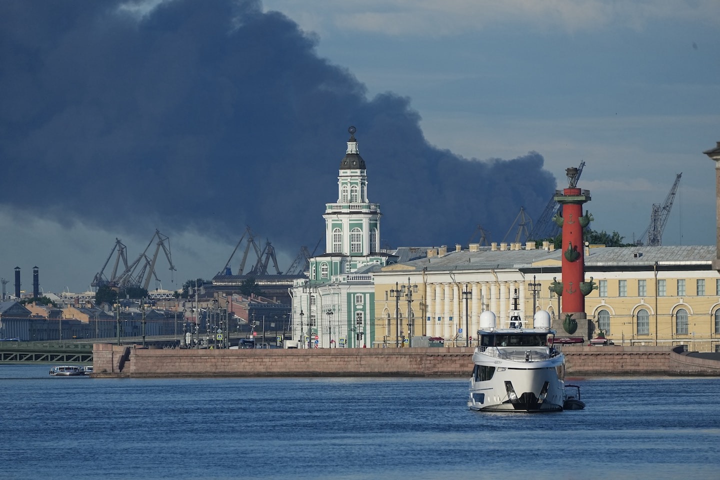 Ukraine trifft Ölraffinerie, während Russland das Wirtschaftsforum in St ...