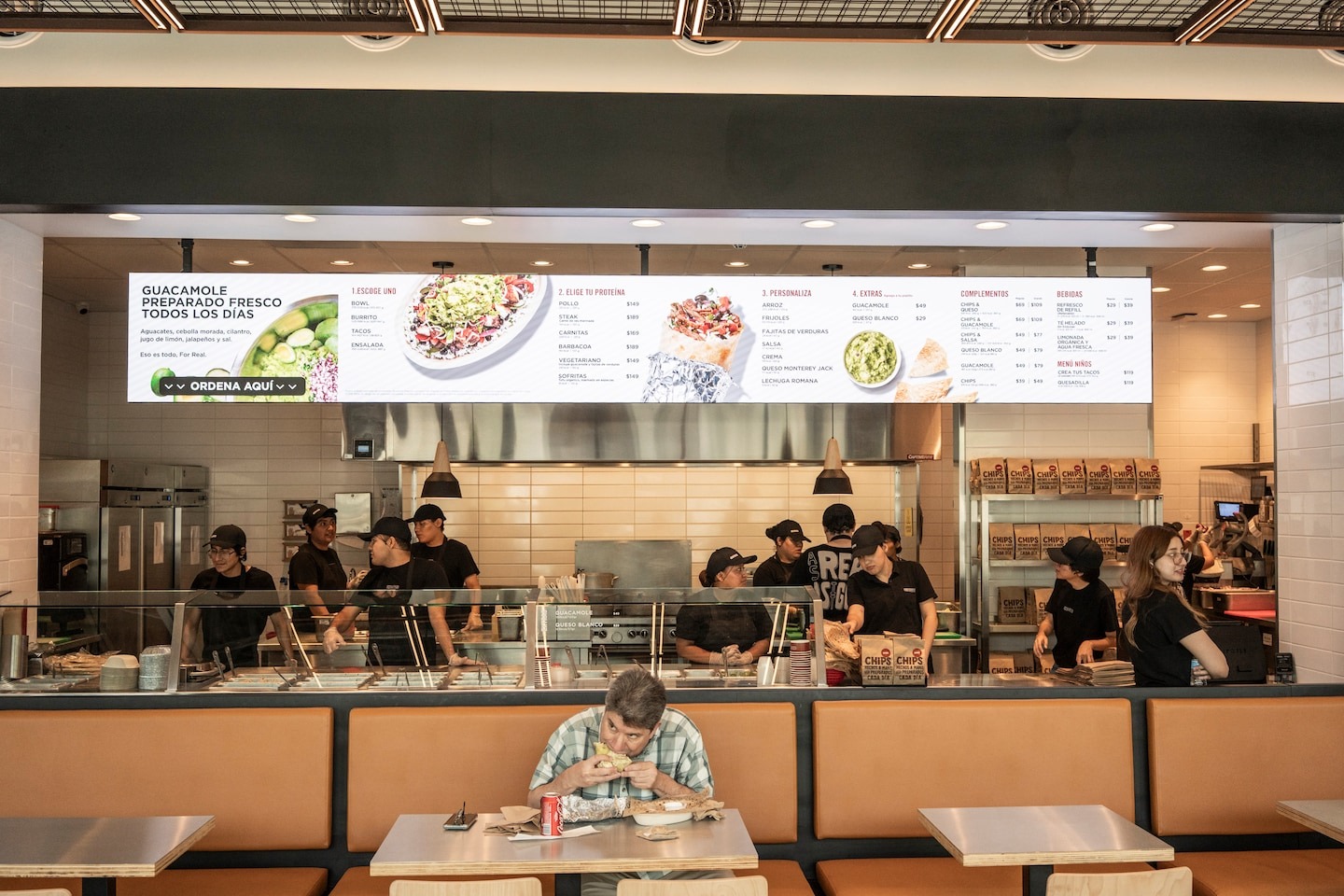 Taking a gamble, Chipotle dares to sell Mexican food in Mexico
