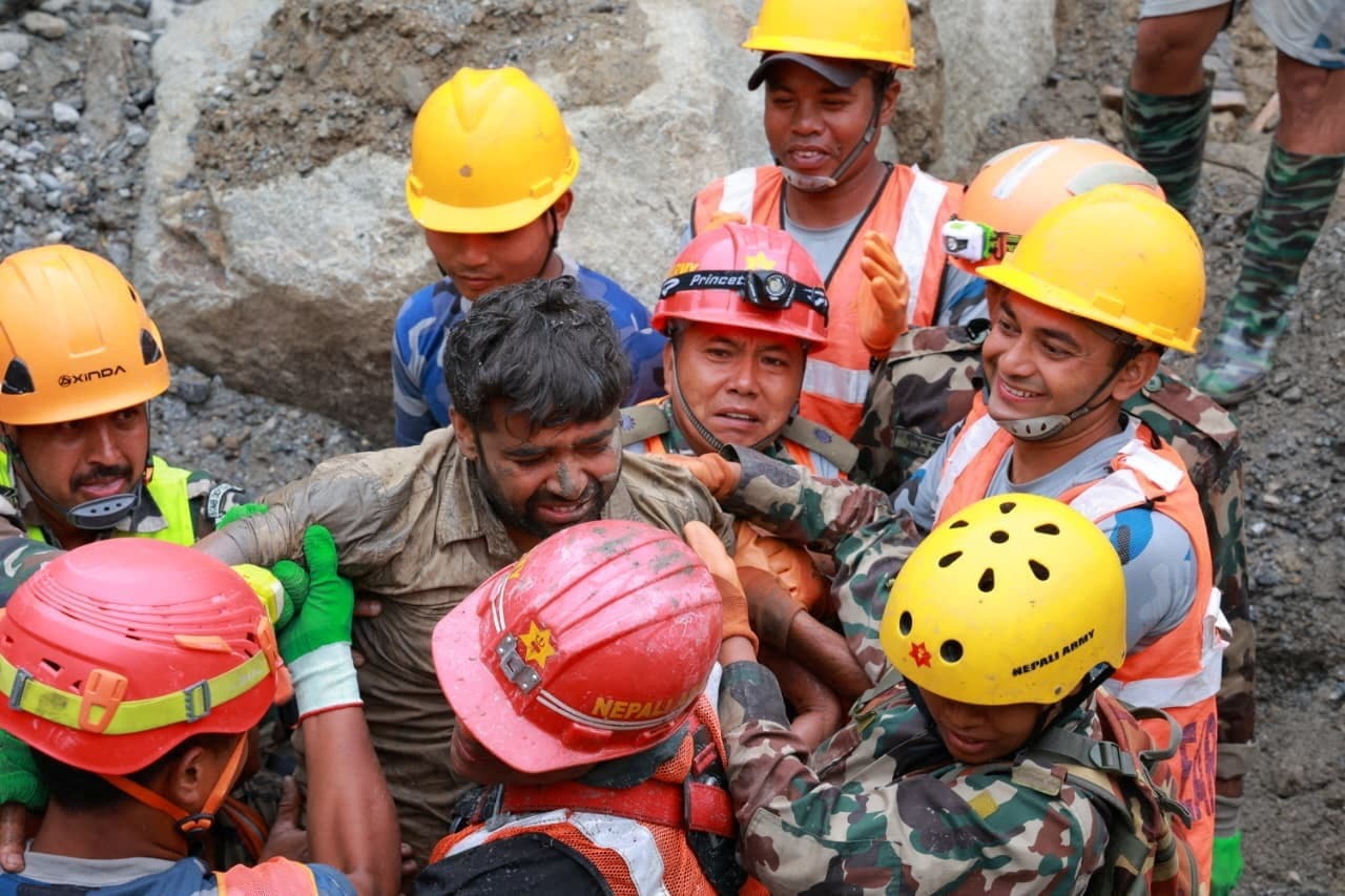 Neun Tage nach den verheerenden Überschwemmungen in Nepal: Zwei Männer aus ...