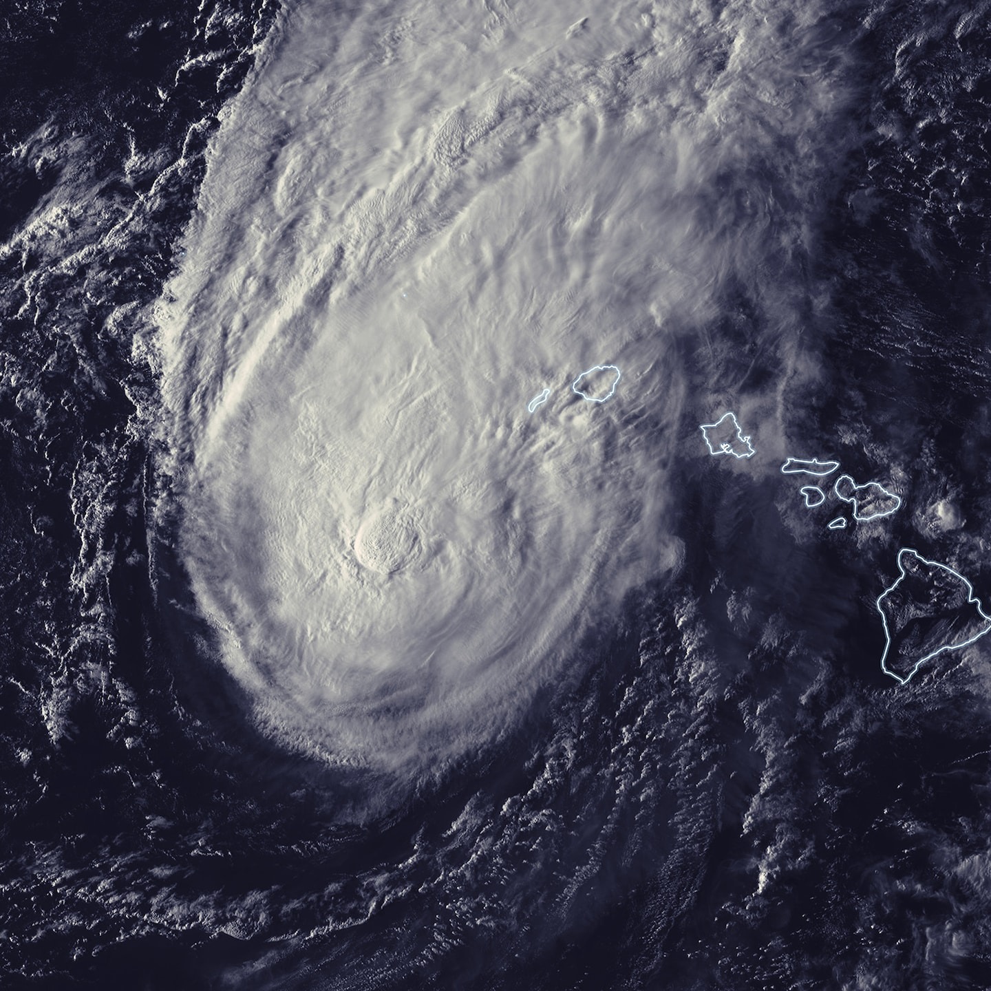 Hurricane Lowell sideswipes Hawaii, drenching Niihau and Kauai