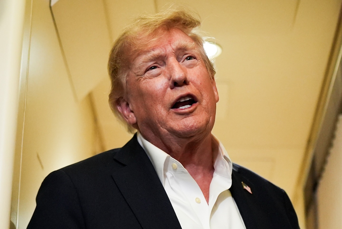 Trump stimmt strengeren Ethikregeln zu, die von den Demokraten in einem ...