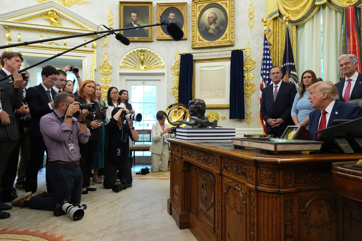 Trump sagt, er werde von Pharmaunternehmen die Aufteilung von Impfstoffen ...