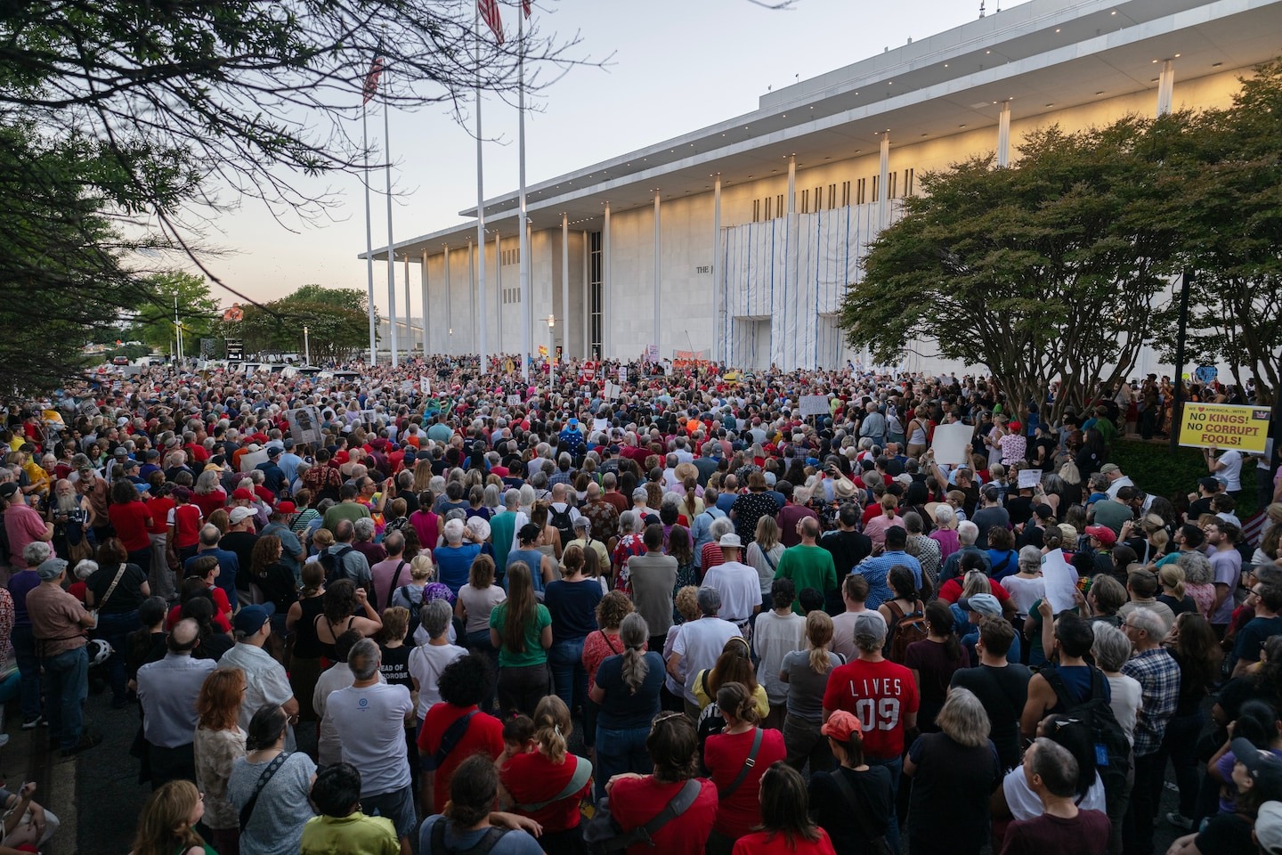 Tausende demonstrieren vor dem geschlossenen Kennedy Center und skandieren ...