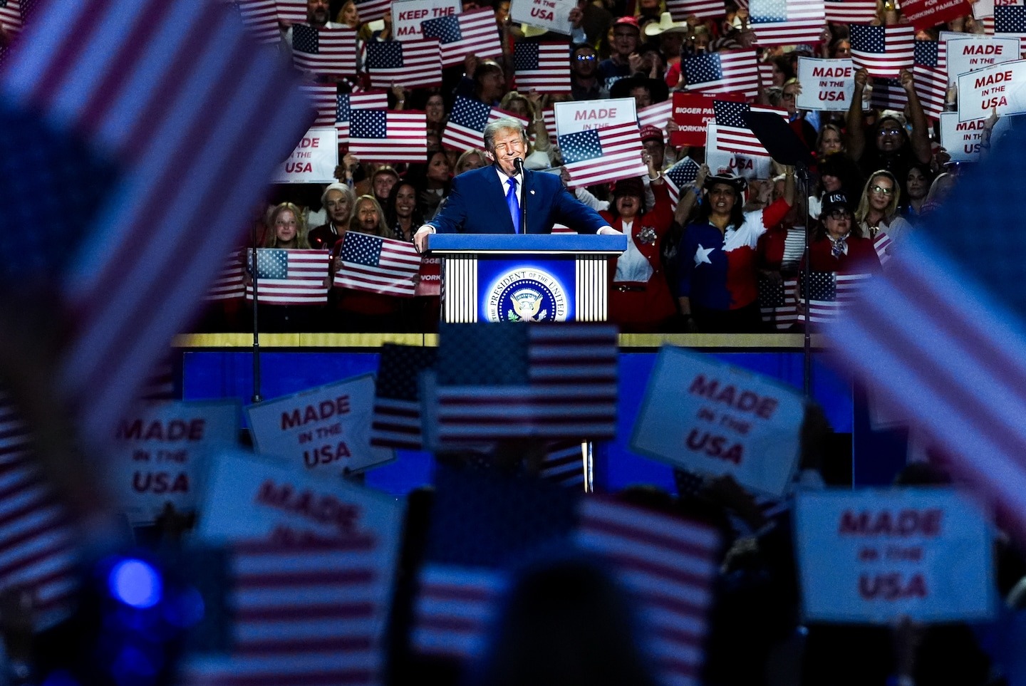Trump überschüttet Wähler im Endspurt vor den Zwischenwahlen mit Schecks ...