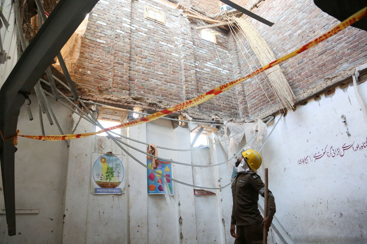 Mindestens 30 Kinder sterben bei Dacheinsturz einer Schule in Pakistan