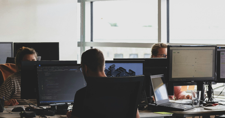 Foto de pessoas trabalhando com computadores