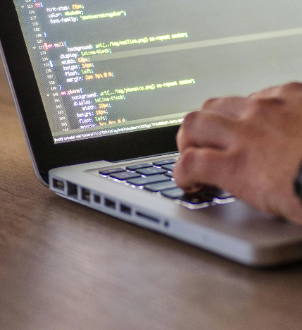 Foto de uma mão digitando em um notebook