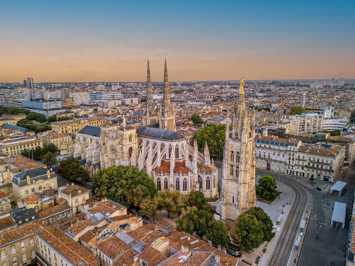 A large city with many buildings
AI-generated content may be incorrect.