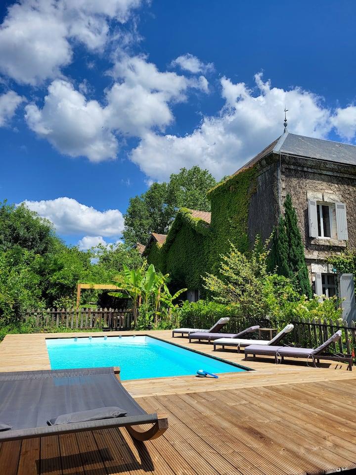 A pool with lounge chairs and a wooden deck
AI-generated content may be incorrect.