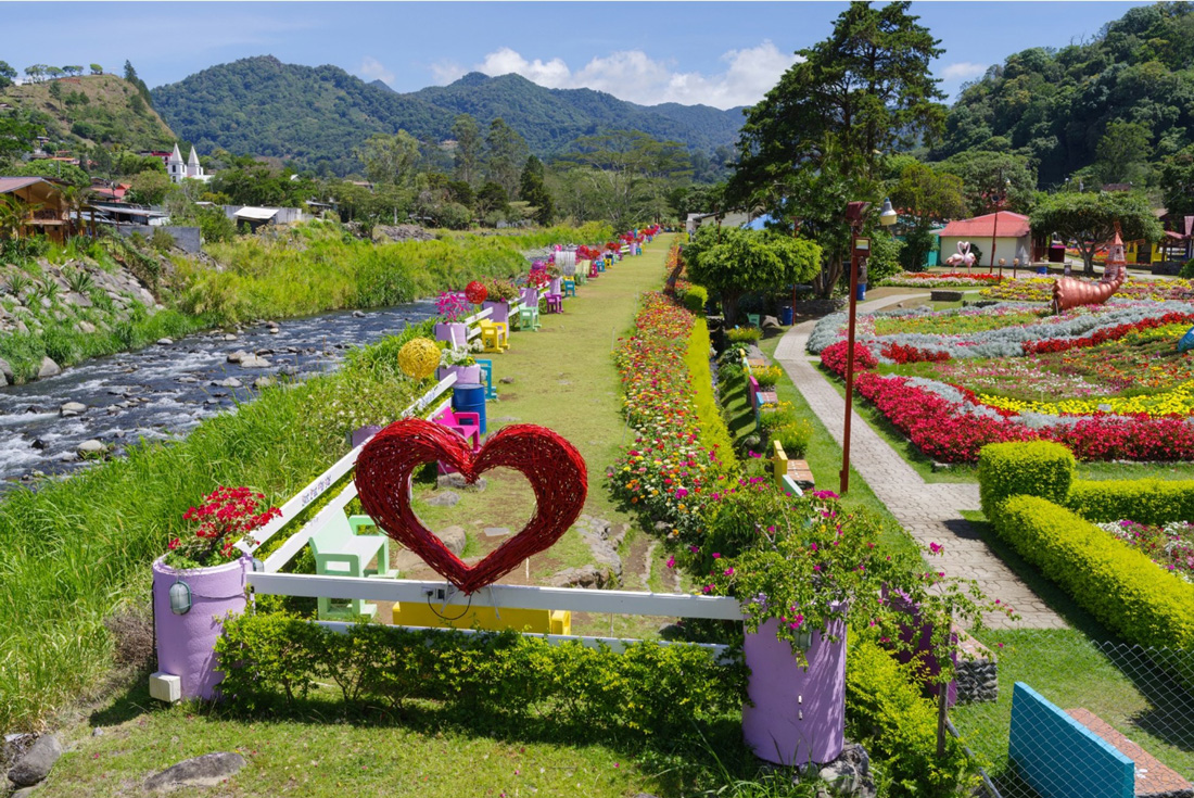 With stunning mountain scenery and temperatures averaging between 60 to 77°F year-round, Boquete makes a wonderful change from the tropical heat of Panama City—and it is a great place for spending time outdoors.