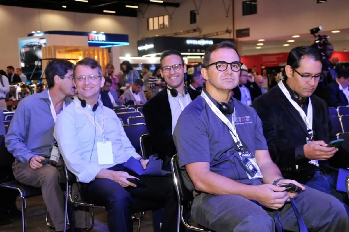 Participantes em grupo no ABX25