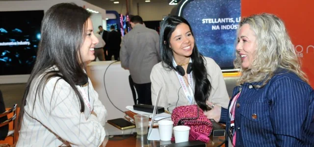 Executivas conversando no ABX25