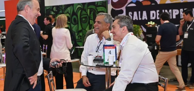 Executivos em conversa de negócios no ABX25
