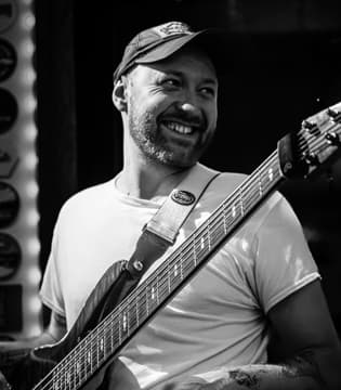 Geoff McFarlane – Bass, Guitar, Piano Instructor at South Island Studio