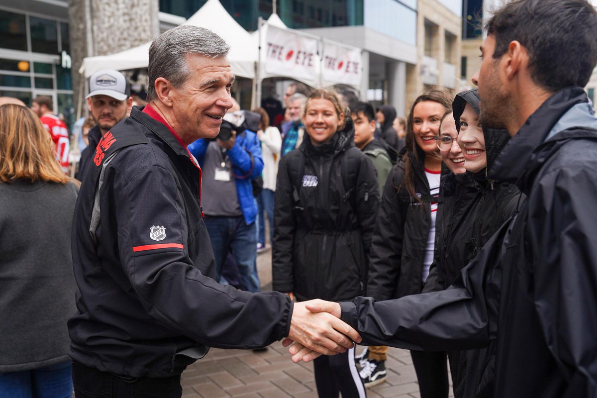 Image of Roy Cooper shaking a supporter's hand