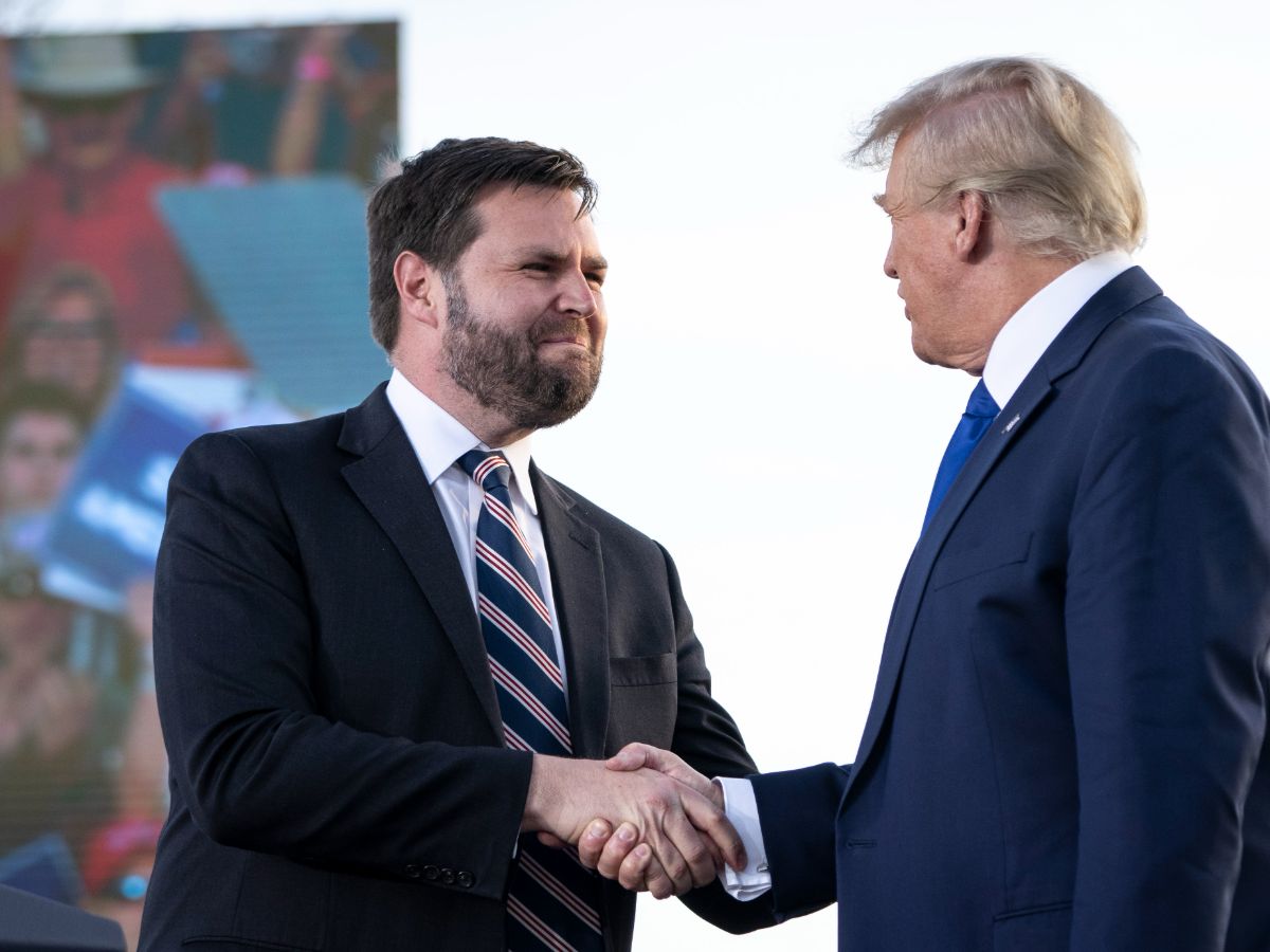 Trump // Vance shaking hands
