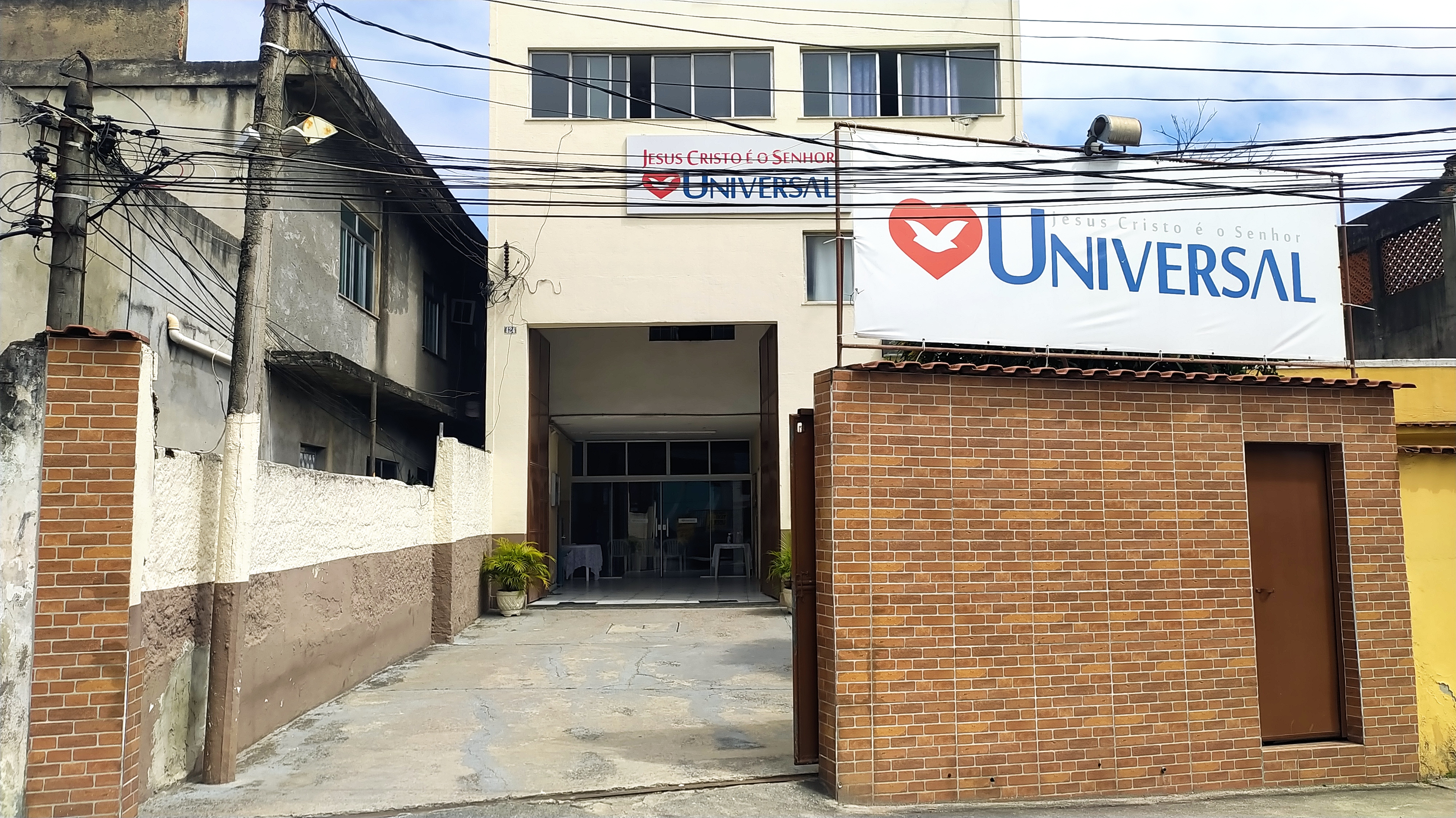 Igreja Universal DOURADOS - Estrada do Quitungo, 424 - Braz de Pina, Rio de Janeiro - Rio de Janeiro  - 21215-563 - Brasil, 424 - Braz de Pina Rio de Janeiro - Rio de Janeiro - Brasil