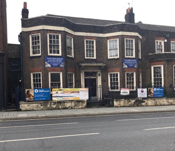 Igreja Universal SEVEN KINGS - Ilford Conservative Club 42 Ilford Hill, IG1 2AT Rear entrance: off Read Close., 42 - Redbridge, London - London  - IG1 2AT - Inglaterra, 42 - Redbridge London - London - Inglaterra