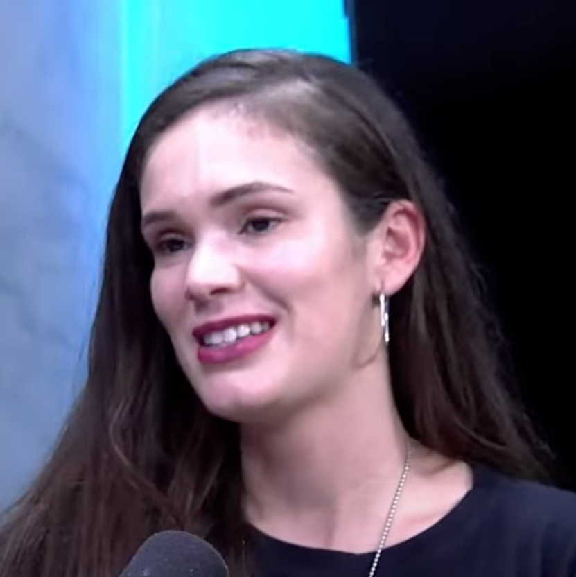 TAINA LAZARINI OLIVEIRA