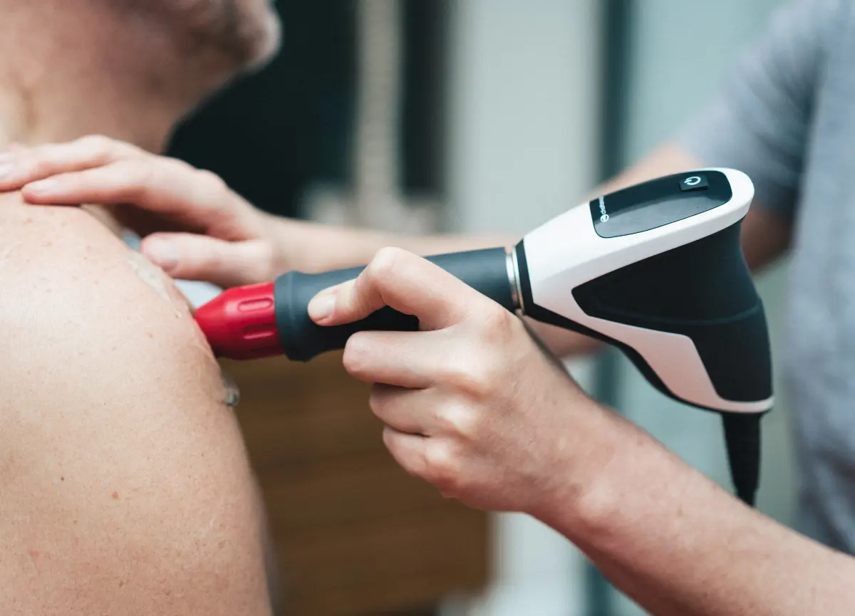 Uso de ondas de choque sobre el hombro