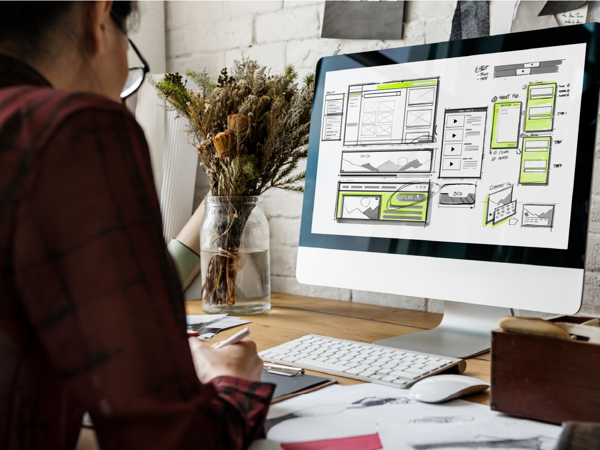 5 sticky notes with some questions that people have in mind for no-code websites