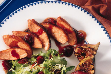 Warm duck salad with autumnal fruits and balsamic glaze