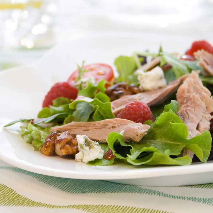 Duck salad with rasberries