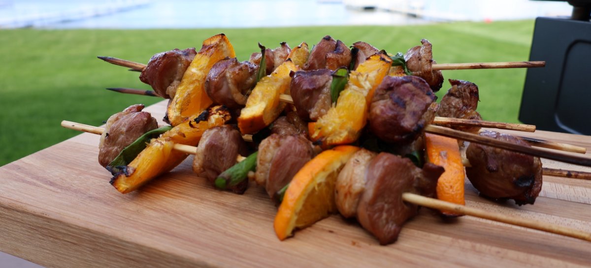 Chinese food wars humor showcasing Xinjiang lamb kebabs preparation