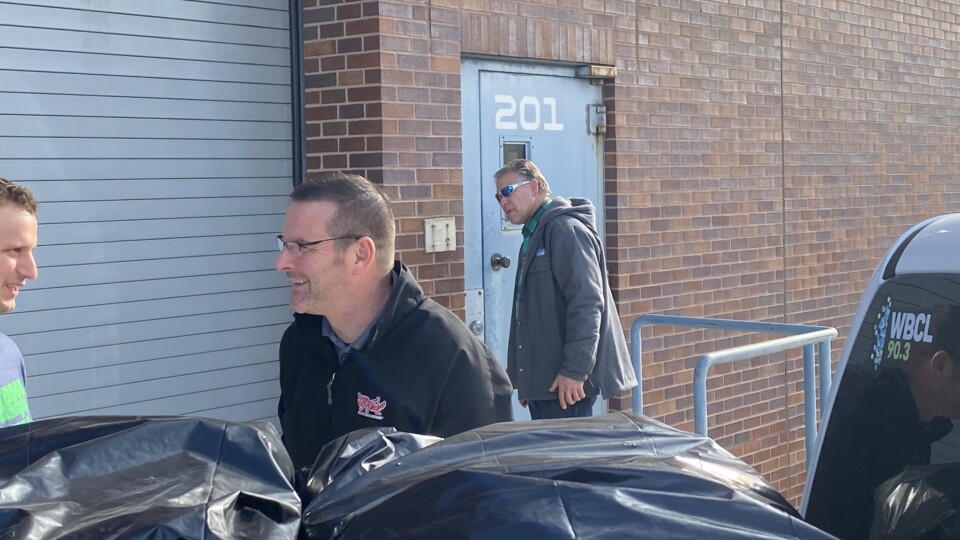 Officers helping unload gifts brought to hand out to inmates for Christmas Behind Bars through the volunteers at The ROP Shop and Outdoor Concepts.