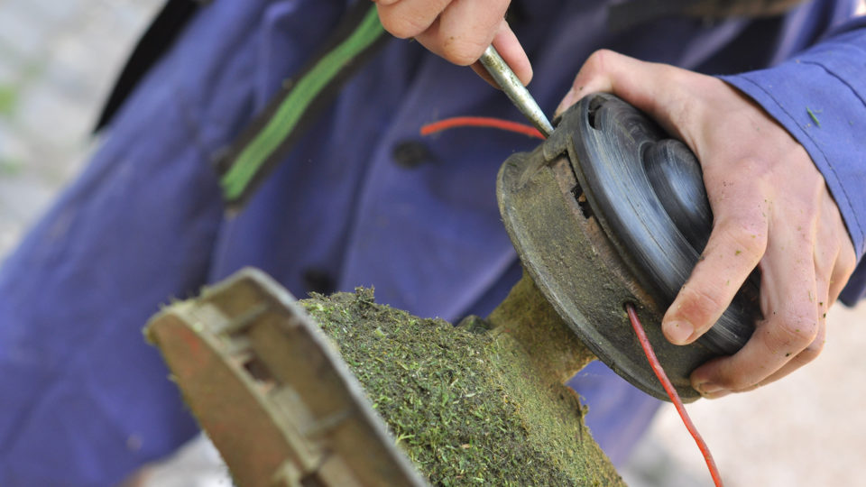 5 TIPS ON HOW TO USE A STRING TRIMMER LIKE A PROFESSIONAL LANDSCAPER