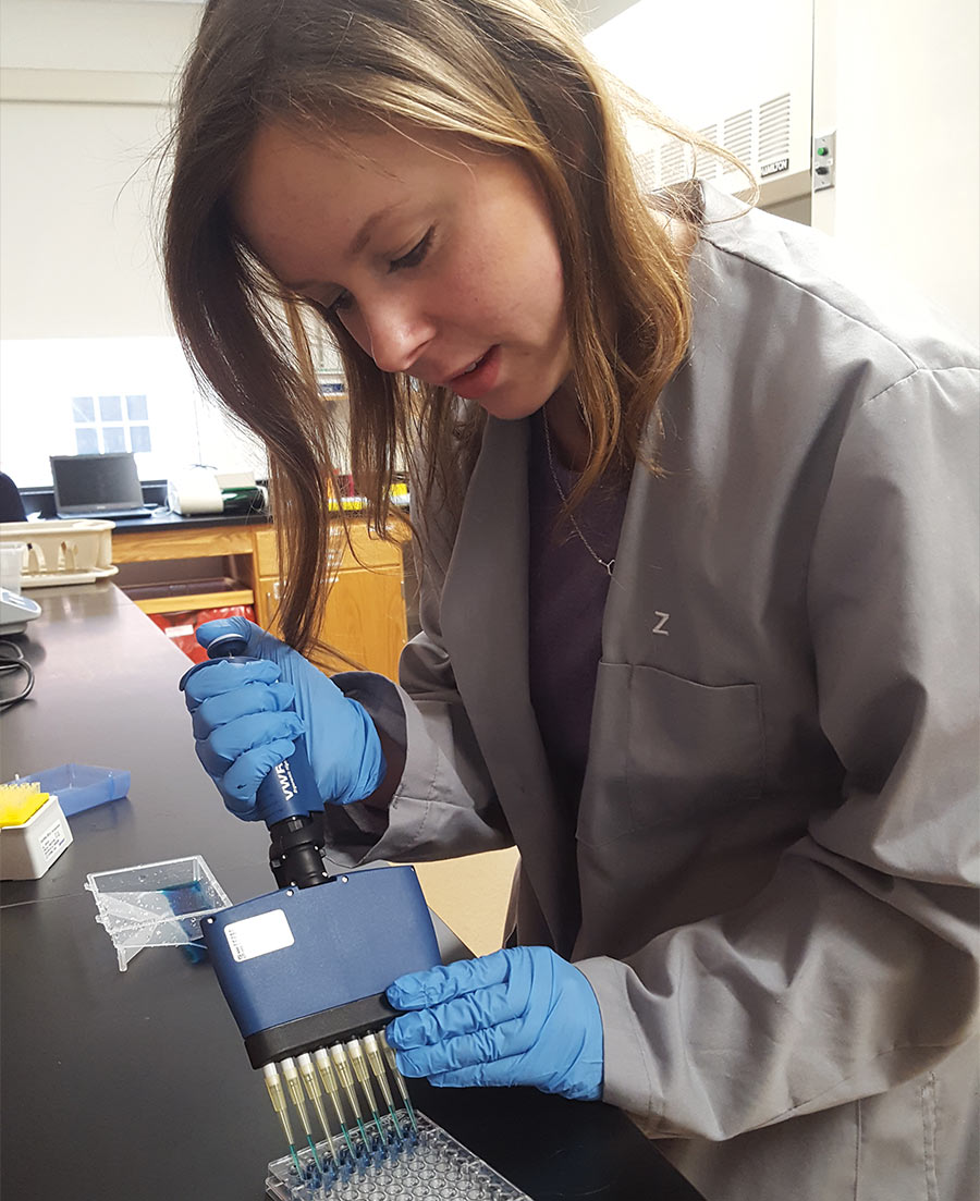 Paige Caine '21 Paige Caine doing Covid 19 testing