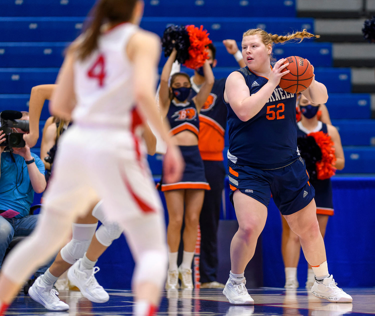 Emma Shaffer ’23 posting up in basketball game