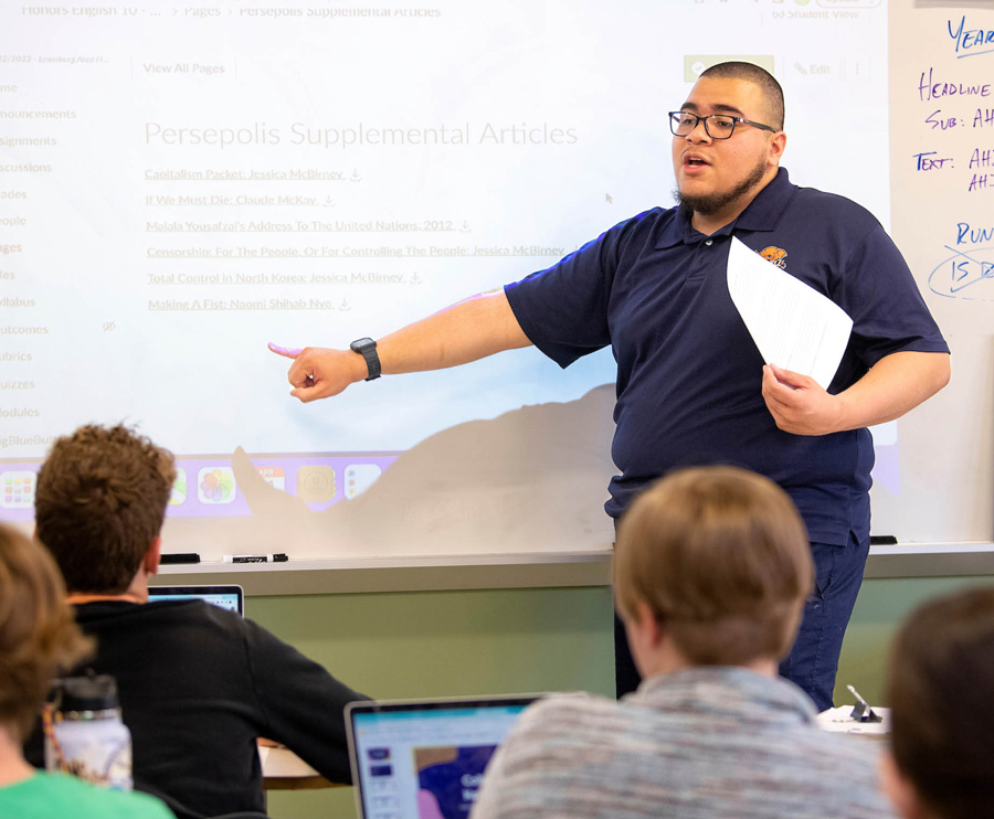 Christian Melgar giving a lecture at the front of the room