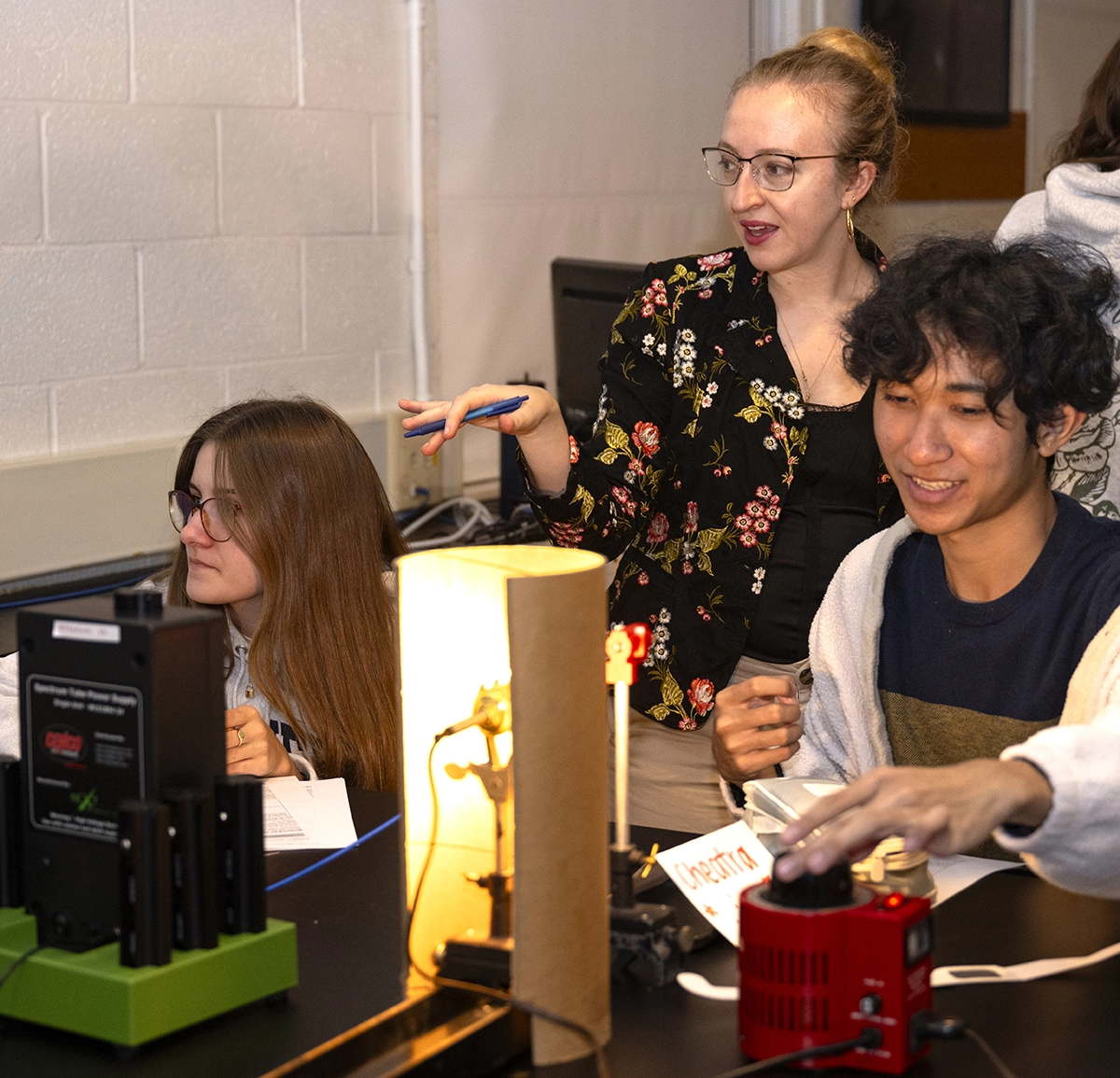 physics and astronomy Professor Jackie Villadsen instructing her students during a lab