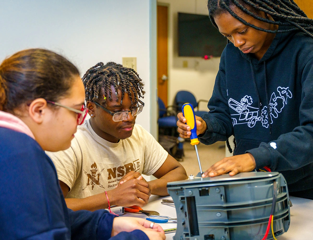 Omuhle Ndhlovu and other students working on a project together