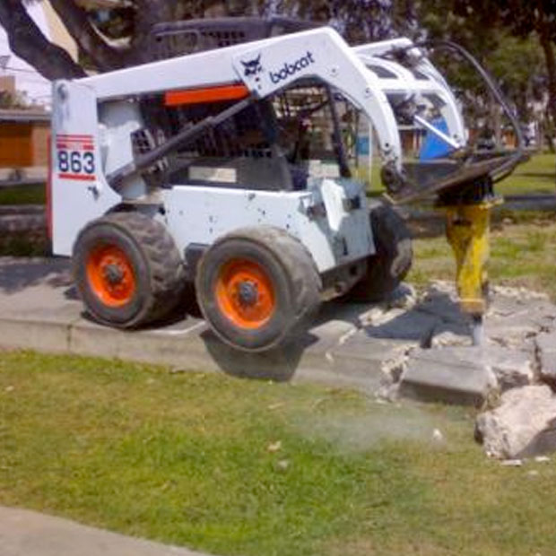 Minicargador con Martillo