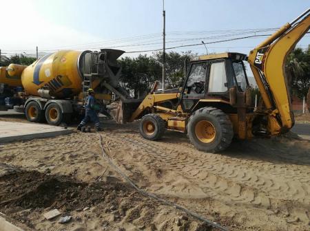 Minicargador Bobcat con martillo