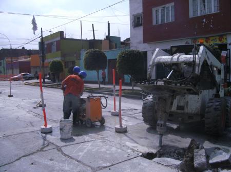 Minicargador Bobcat con martillo