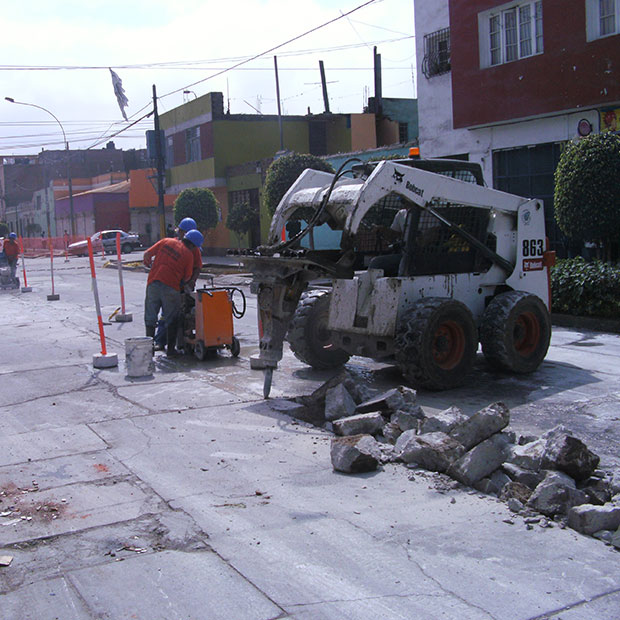 Minicargador Bobcat con martillo