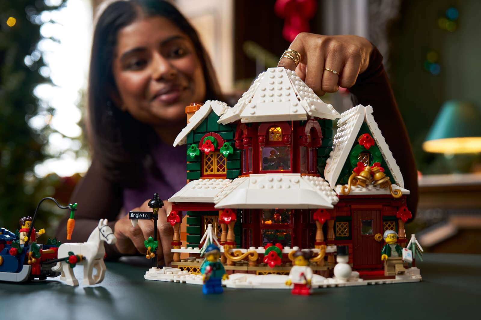 LEGO Icons Holiday House armado en un ambiente navideño