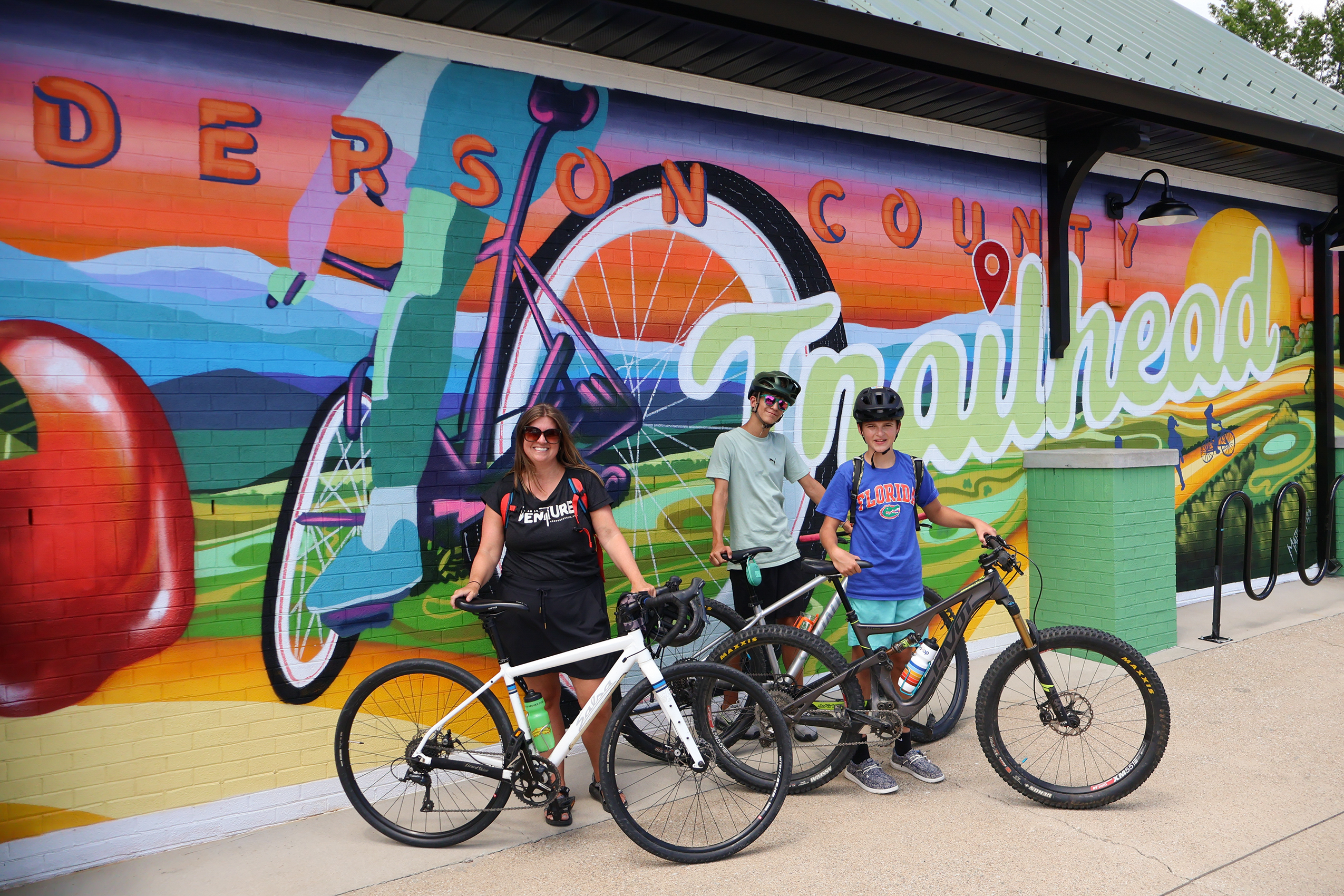 مردمی که در یک روز آفتابی از مسیر اکوستا تریل لذت می‌برند