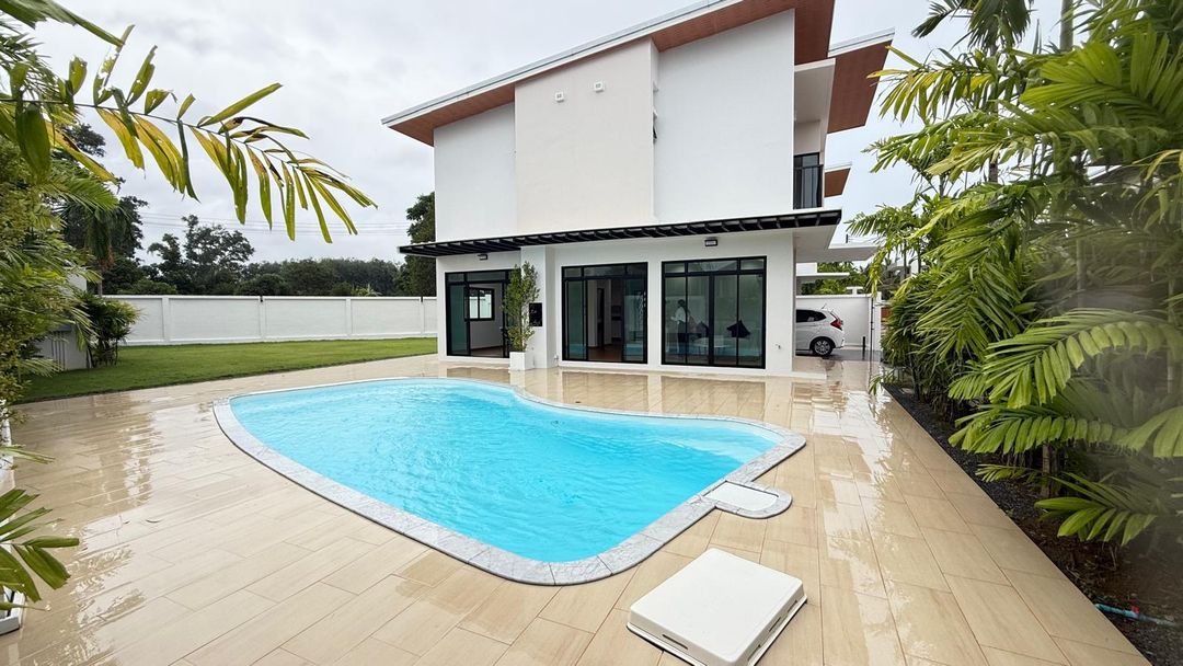 Modern 3-bedroom pool villa at Bangjo