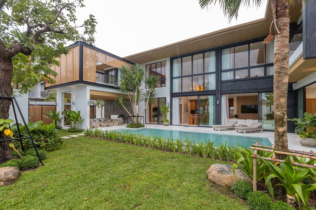Contemporary elegance 5-bedroom pool villa at Chalong