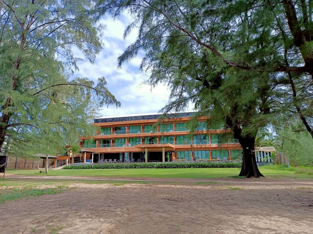 Serene beachfront hotel at Mai khao