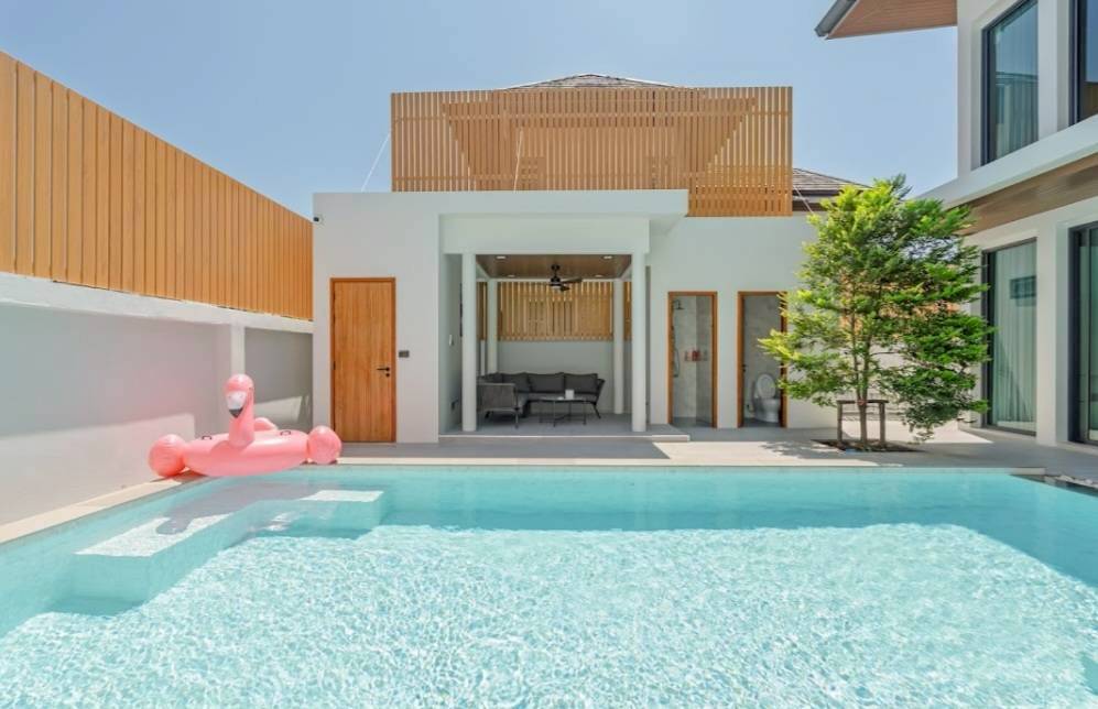 Luxury 4-bedroom pool villa  at Chalong 