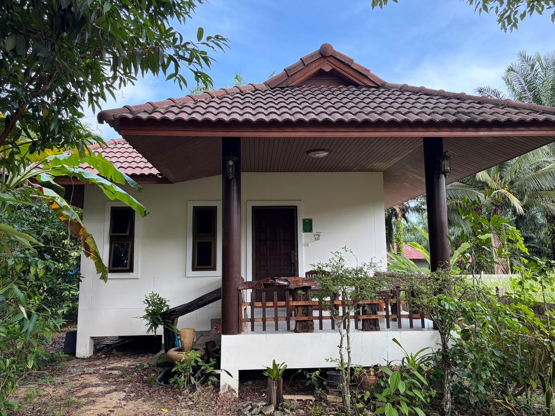 Peaceful 1-bedroom tropical hideaway in Khuek Khak, Khao Lak