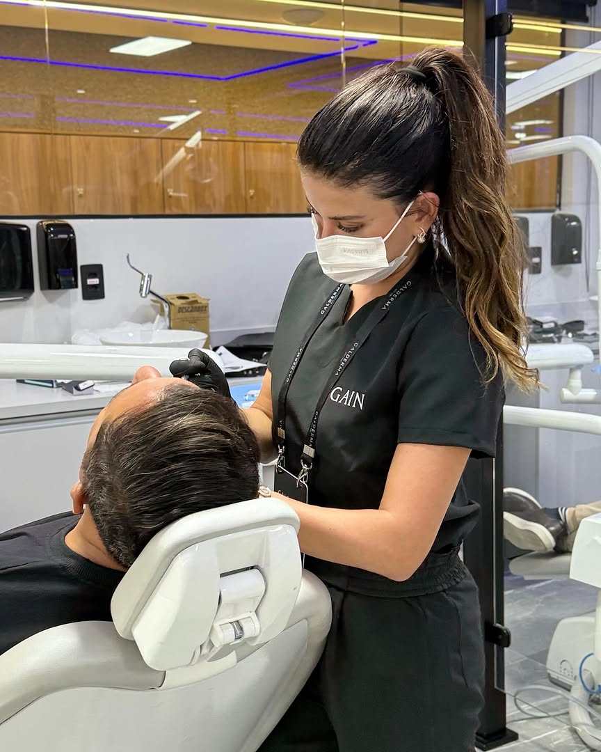 Letícia Lesca realizando procedimento capilar com jaleco Galderma